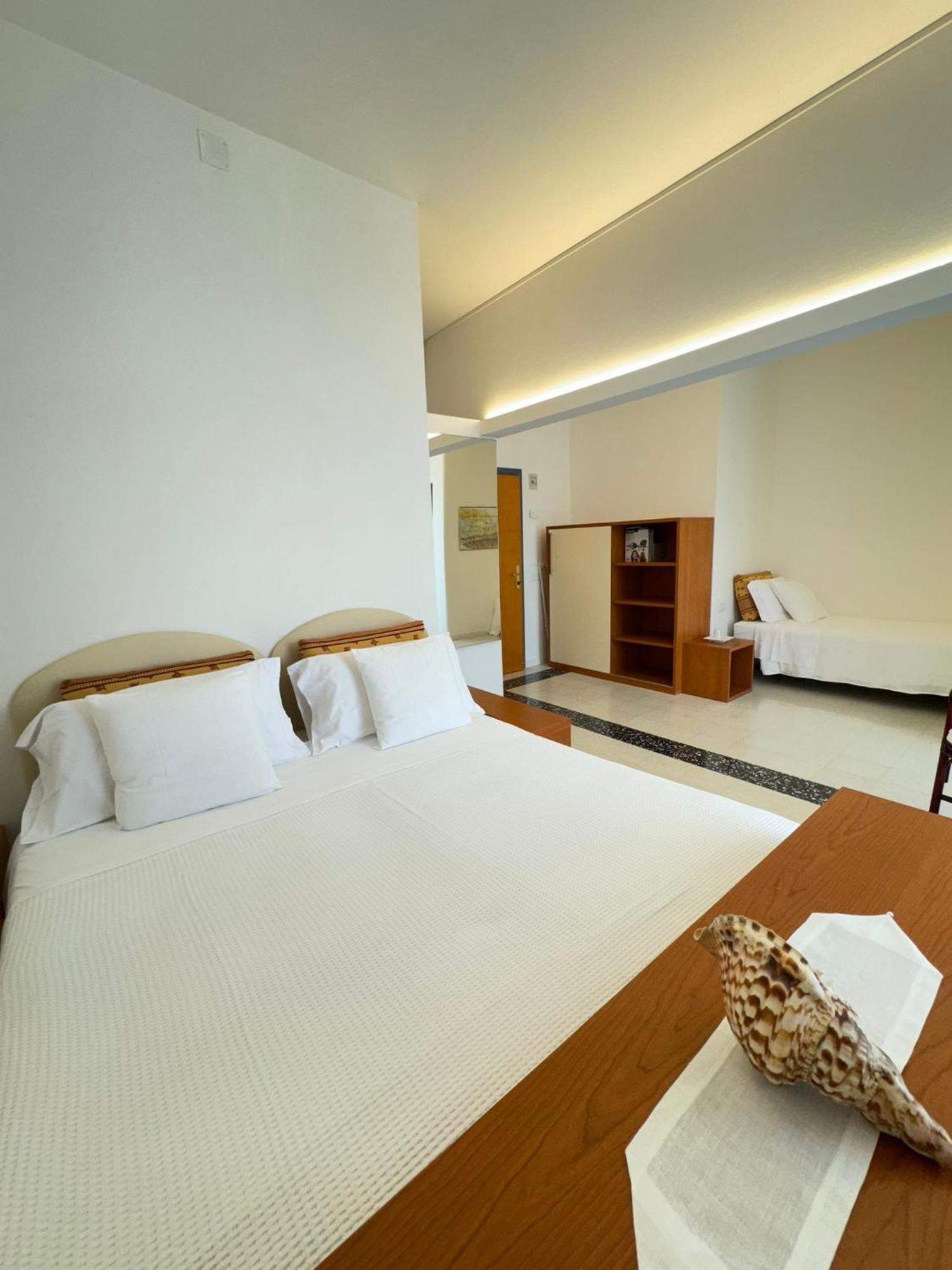 Hotel Pinocchio Cattolica Exterior foto